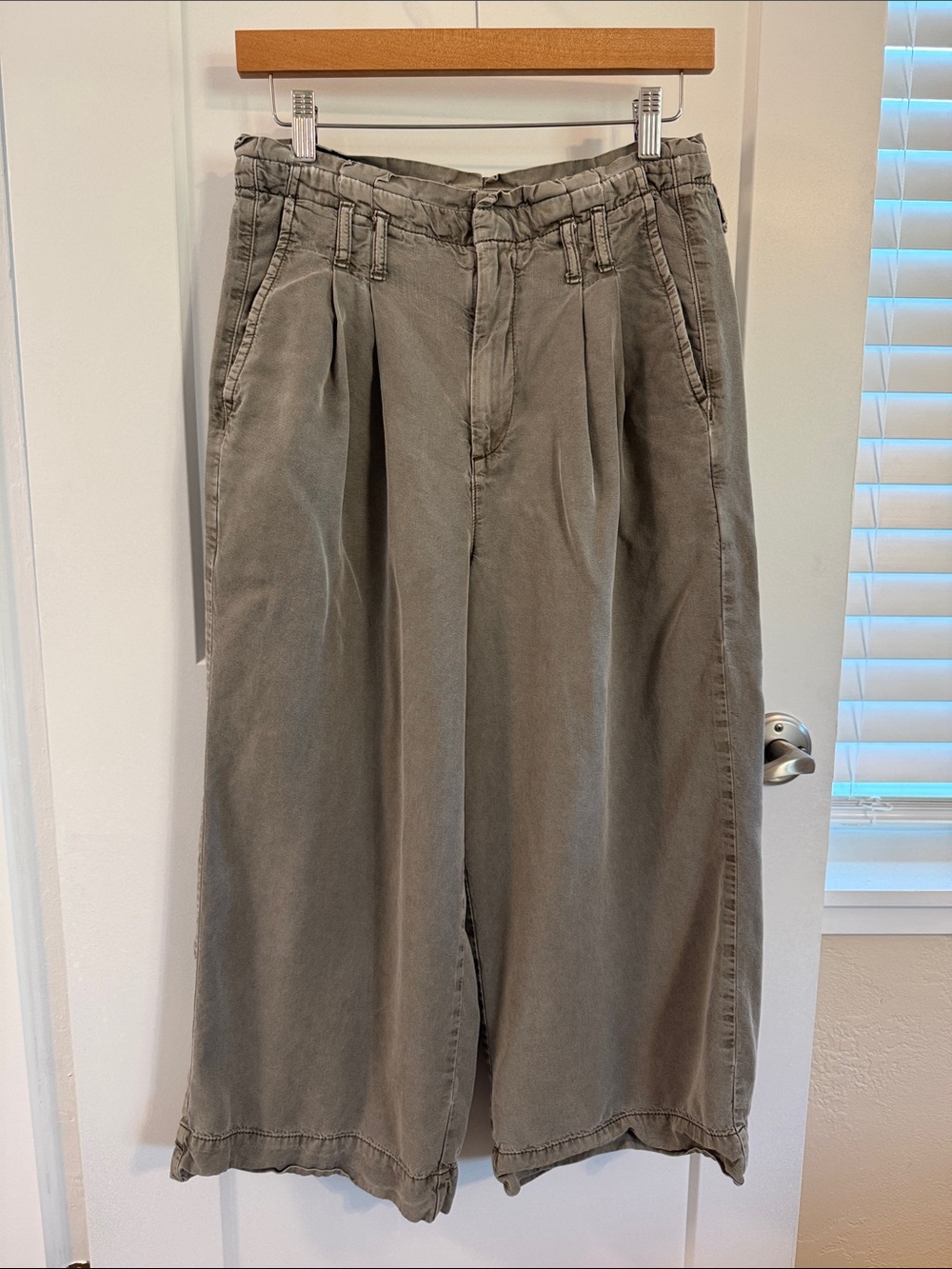 American Eagle Olive Gray Wide Leg Trousers High Rise Pleated Front Cropped Pant